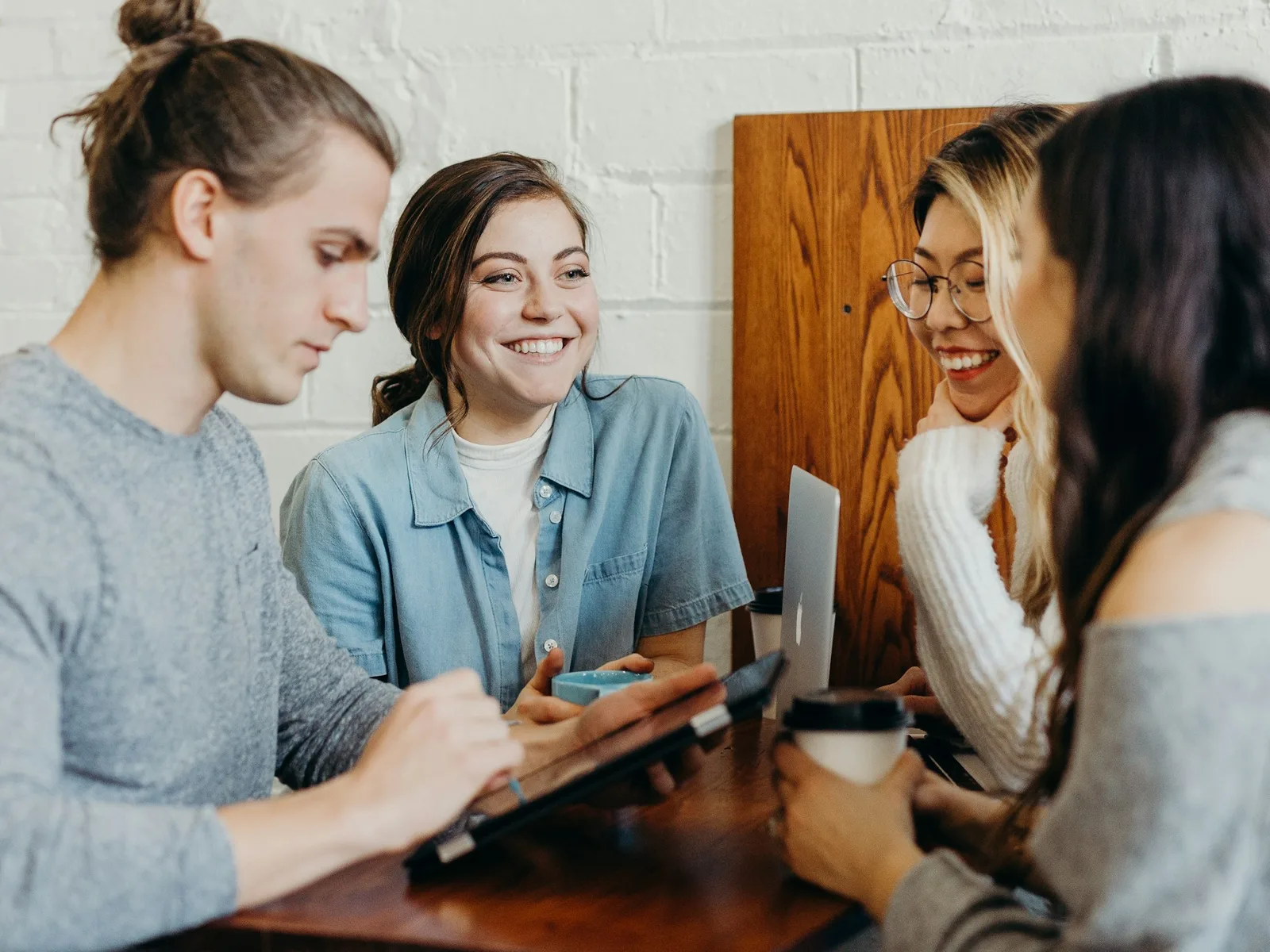 A working session around a laptop at a shared table